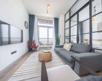 StayShort - Wonderful 1BR in Dubai Hills Perfect for 4 - Garhoud - Living room
