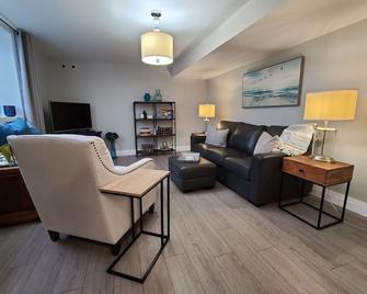 York St Suite Elora - 1.2 km, 10 min walk to downtown - Elora - Living room