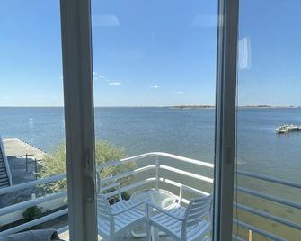 Bayfront home, private setting, hot tub, centrally located on LBI. Pet friendly - Beach Haven - Balkón