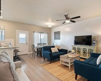 Adventure in the City of Wonder Relax Here - Cedar City - Living room