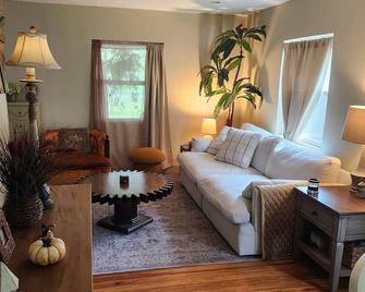 Bungalow on quiet street close to trendy cafes, pubs, and parks. Dogs welcome! - Orlando - Living room
