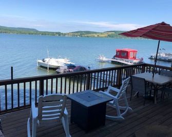 Beautiful 3 Bedroom lakefront home less than 15 mins to Cooperstown. Sleeps 8+ - Richfield Springs - Balkon