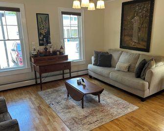 Great 2 bedroom apartment in Downtown Waterbury - Waterbury - Wohnzimmer