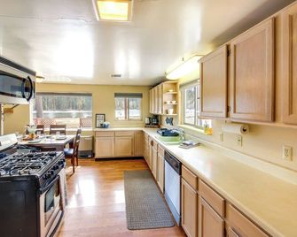 Hike, Bike & Boat: Cabin w/ Dock on Seeley Lake! - Seeley Lake - Kitchen