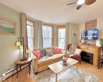 King Bed Apt in Bridgewater near River and Trails - Bridgewater - Wohnzimmer