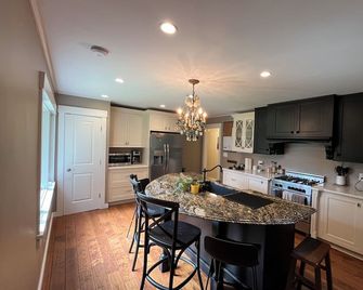 Charming 3-bedroom house with AC, WiFi in quaint Hillsdale - Hillsdale - Kitchen