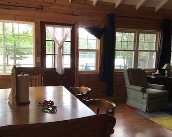 Cottage on Horseshoe Lake, Minden, level lot, south facing, sandy beach - Minden - Dining room