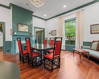 The Opal and West House - Shelby - Essbereich