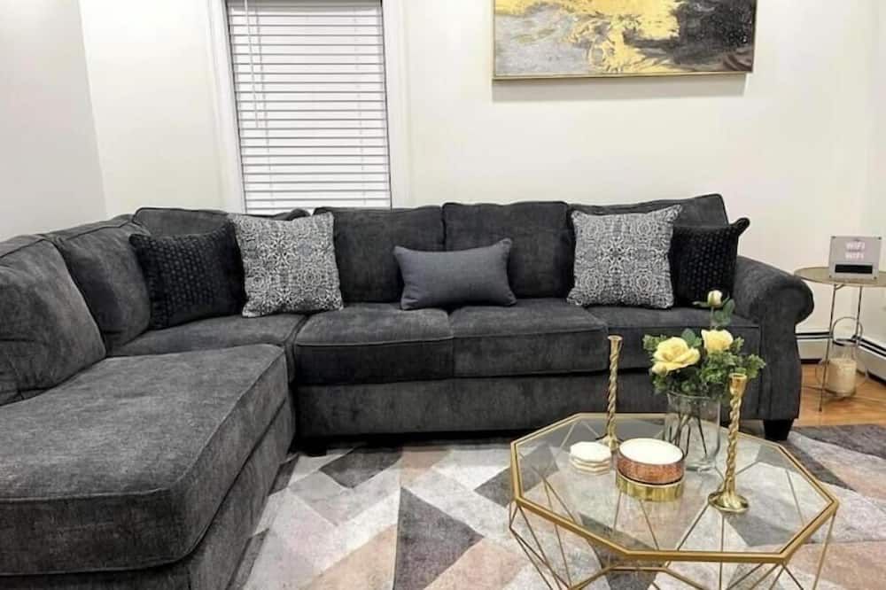 Spacious & Modern House close to BOS & Salem