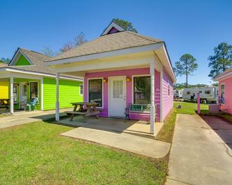 Biloxi Resort Cottage with Pool and Lake Access! - Biloxi - Building
