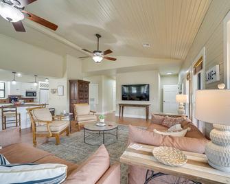 Lakefront Eufaula Vacation Rental w/ Private Dock - Eufaula - Living room