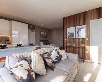 Fabulous Studio - Private Balcony - Station Nearby - Orpington - Living room