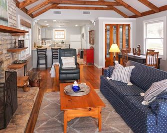 Prickly Pear Cabin I Stargazing, Couples - Wimberley - Living room