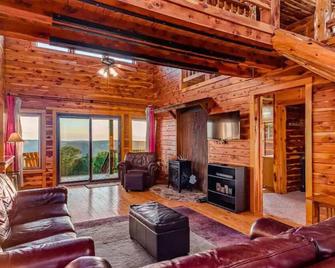 Lodge at OZK Ranch- Incredible mountaintop cabin with hot tub and views - Ponca - Living room