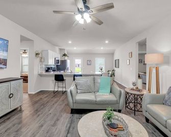 Clean, new, Family Friendly, safe, beautifully decorated, comfortable of Bixby - Bixby - Living room