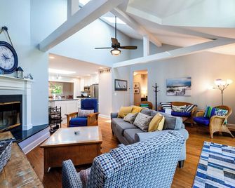 Private Hot Tub And Association Beach Access! - Lakeside - Living room