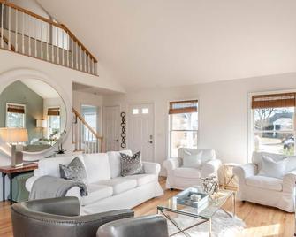 Perfect Southampton Getaway - Pristine Home with Water Views - Southampton - Wohnzimmer