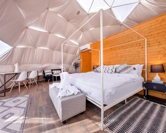 Romantic Stargazing Dome Stunning Mountain View Glamping Loving Heart Retreats - Marble Falls - Ložnice