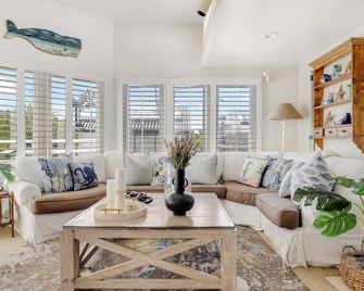 Shoreline Villa by Avantstay Steps to the Beach, Bay, & Pier! - Newport Beach - Living room