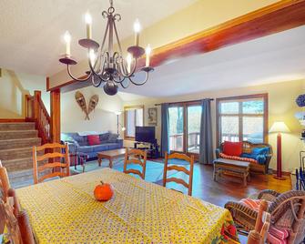 Saltbox townhome - mountain views - near Village of Quechee & Quchee Lakes - White River Junction - Dining room