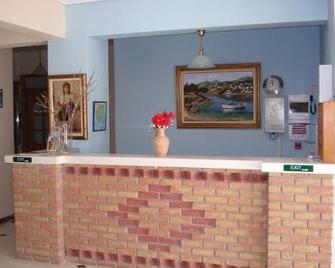 Filoktitis - Plati - Front desk