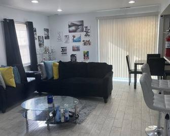 Beautiful 3 Bedroom 1.5 bath. 14 Mins away from BWI. - Laurel - Living room