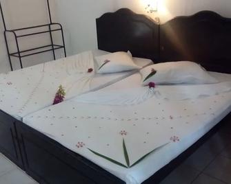 Sarathchandra Tourist Guest House - Embilipitiya - Bedroom