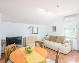 Cozy Apartment In Malinska Dubasnica - Malinska - Sala de jantar