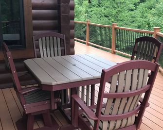 Log cabin staycation for families! Beautiful country setting. - Mount Pleasant - Balcony