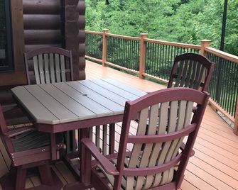 Log cabin staycation for families! Beautiful country setting. - Mount Pleasant - Balkon