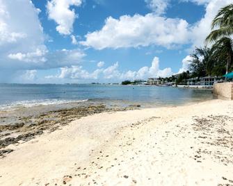 Crescent Point #9: 3Bed Condo - George Town - Beach