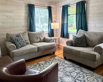 Milk & Honey - Glens Falls - Soggiorno