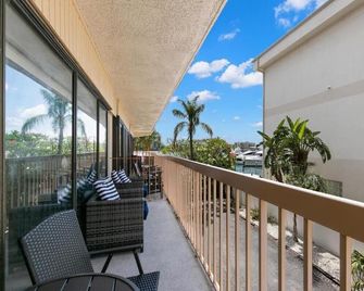 4min walk to the beach in your home away from home - Clearwater Beach - Balkon