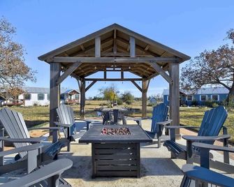 Bonny Bluebonnets Cottage with Stunning Hill Country Views - Fredericksburg - Patio