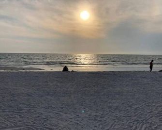 Walk to Beach: Seaside Serenity Oasis Near Indian Rocks Beach. - Belleair Bluffs - Playa