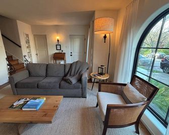 Charming Mediterranean Guest House - San Rafael - Living room