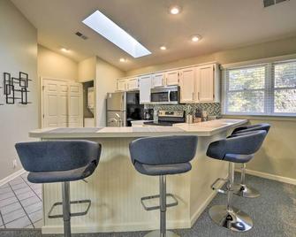 Resort Condo ~ 2 Mi to Sunset Beach Seashore! - Sunset Beach - Kitchen