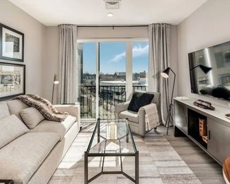 King 1BR Apt w/ Cozy Den & Luxury Amenities - New Haven - Living room