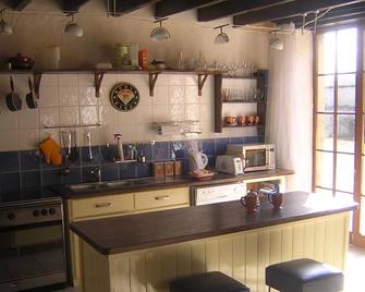 Cottage In Delightful Vendee Medieval Village with heated swimming pool - La Caillère-Saint-Hilaire - Cocina