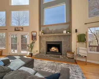 Lakeshore Retreat with Lake Lanier views & hot tub - Landrum - Living room