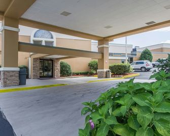 OYO Greenridge Hotel - Wickliffe - Building