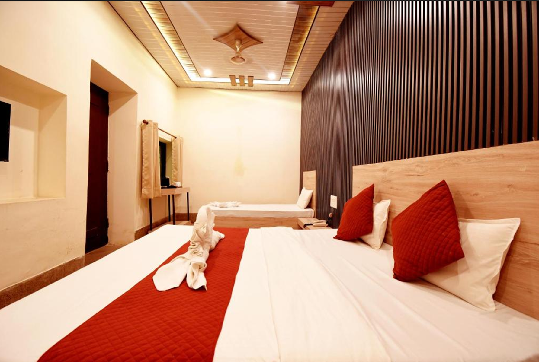 The Anandvan Palace- 300 meter harishchandra Ghat - ורנאסי - חדר שינה