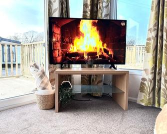 2-Bed Lodge Sleeps 4 Free Parking Hot tub - Preston