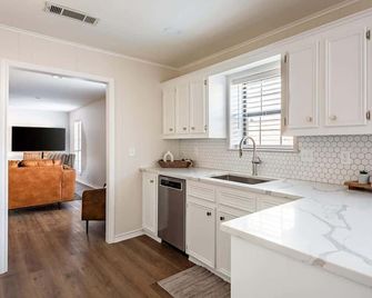 Relaxing 3br Stay - Bbq, Games & Comfort! - Corsicana - Kitchen