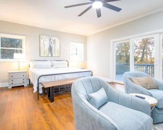Family friendly Lakefront Home on a Wooded Lot - 30 min. to downtown Knoxville - Lenoir City - Bedroom