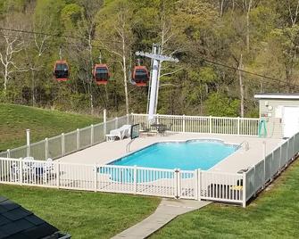 Grafton Escape #1 - River views! Pool! Walking distance to bars/restaurants - Grafton - Piscina