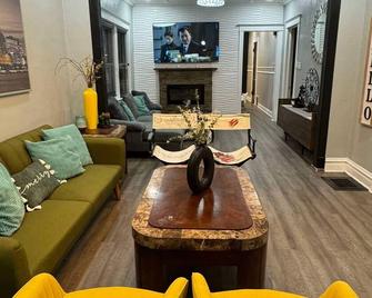 Cozy 3-bedrooms w/ full kitchen bungalow in Chicago area (15-mins to downtown) - Cicero - Living room
