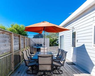 Updated home in great location with spacious living & outdoor features - Ocean Beach - Balcony
