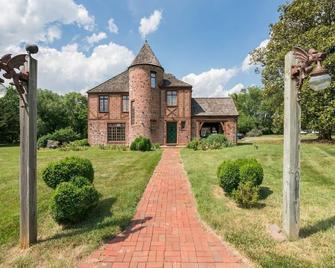 Redwall Castle In Germantown, MD (Washington, DC) - Boyds - Building