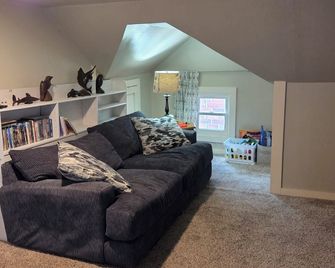 Cozy 1-bedroom apartment in fantastic Mount Pleasant with AC - Mount Pleasant - Living room
